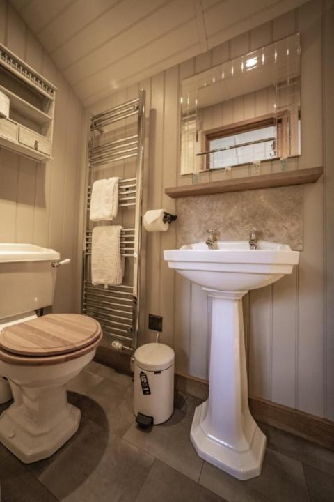 Silver Dollar Hotel Watton Екстериор снимка